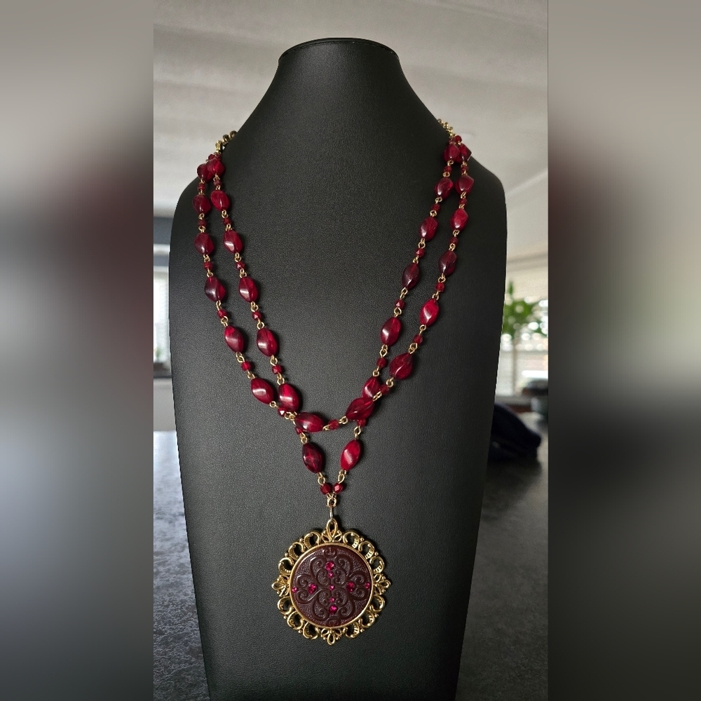 Vintage-Style Gold Pendant Necklace with Red Beads